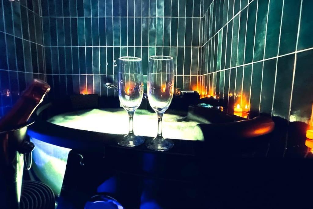 Love Room L' Orientale / Jacuzzi / Sauna Chateau-Landon Exterior foto
