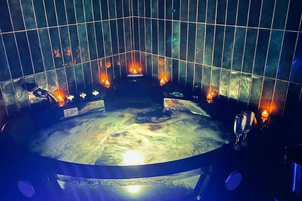 Love Room L' Orientale / Jacuzzi / Sauna Chateau-Landon Exterior foto